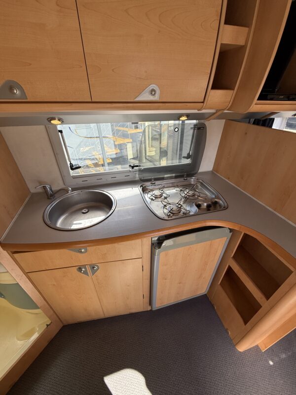 Mobilvetta Miller Oklahoma Lit à la française + Lit dinette + Attelage – Image 5