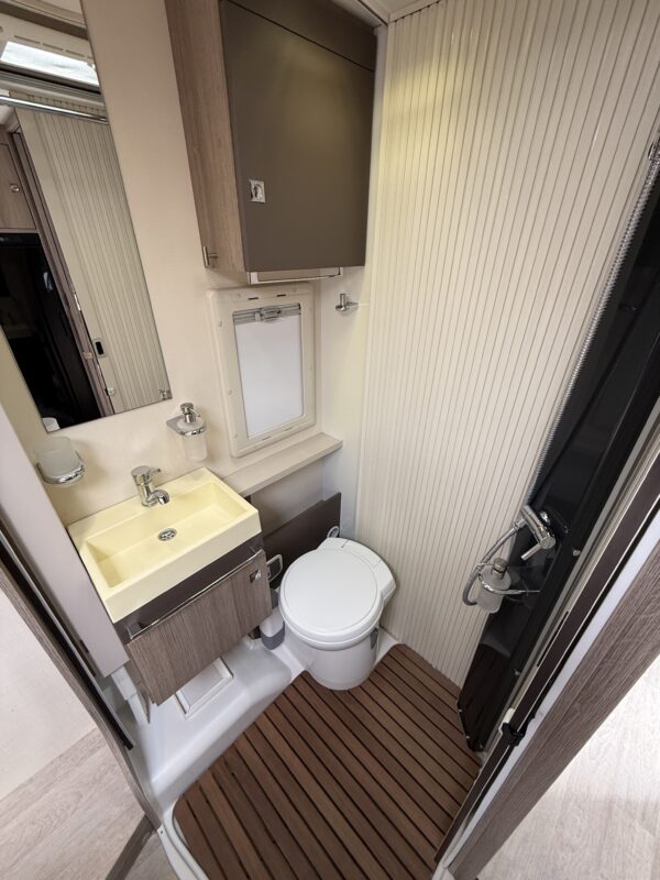 Challenger 278 EB Lit central + Lit pavillon + Lit dinette – Image 7