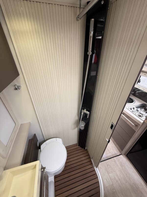 Challenger 278 EB Lit central + Lit pavillon + Lit dinette – Image 8